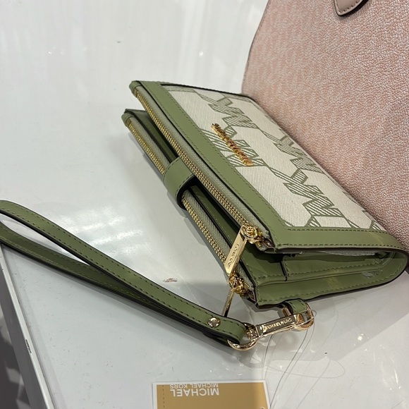 MICHAEL KORS JET SET TRAVEL 35S3GTVW7J LIGHT SAGE LG DOUBLE ZIP WRISTLET-WALLET - Picture 9 of 16